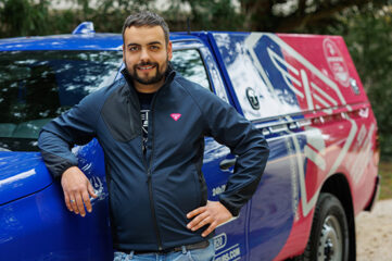 Portait d'Anthony-Caridade devant son pick-up. Déboucheur de la Savoie