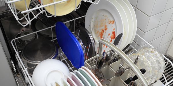 Nettoyer un lave-vaisselle encrassé : produits naturels et conseils