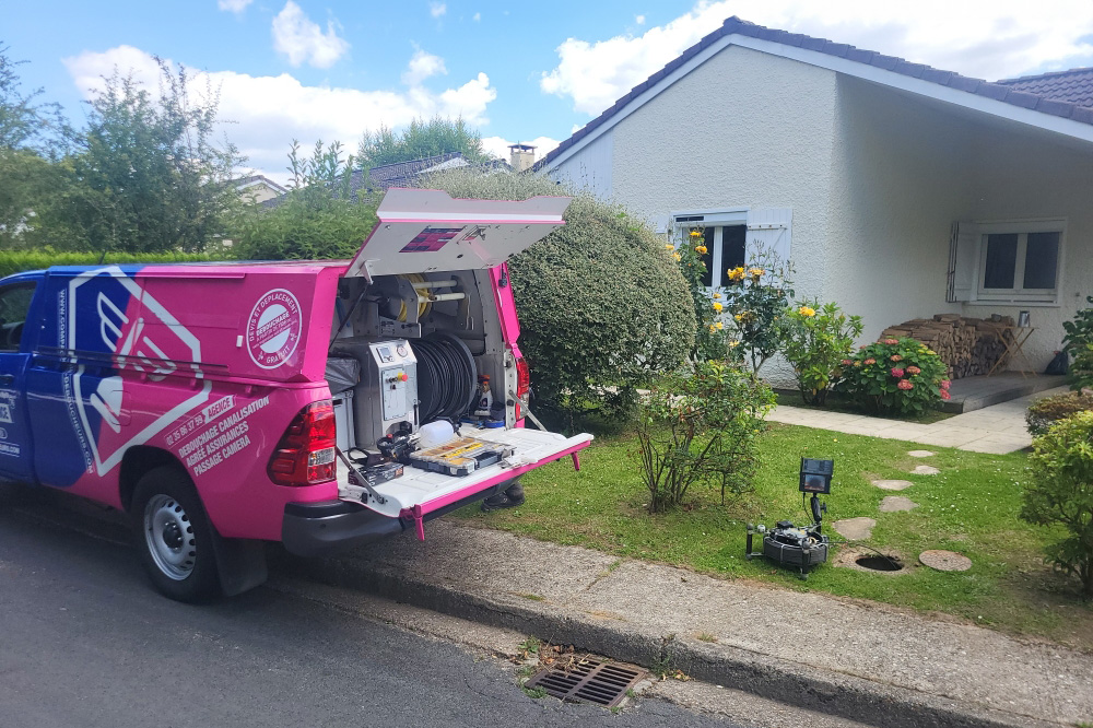 Intervention de débouchage de canalisation sur un regard en extérieur dans une zone pavillonnaire dans l'Aude