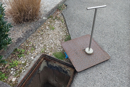 debouchage de canalisation - Plaque d'égouts enlevée dans la rue