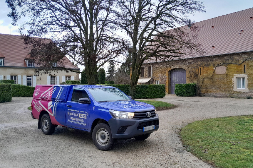 Intervention de debouchage de canalisation dans une villa avec le pick-up d'intervention de la Compagnie des Deboucheurs