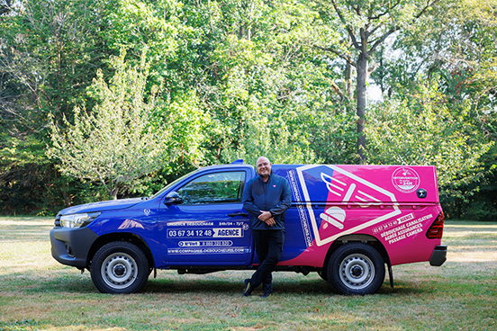 Photo de Paulo, déboucheur du Bas-Rhin, devant son pick-up - La Compagnie des Déboucheurs