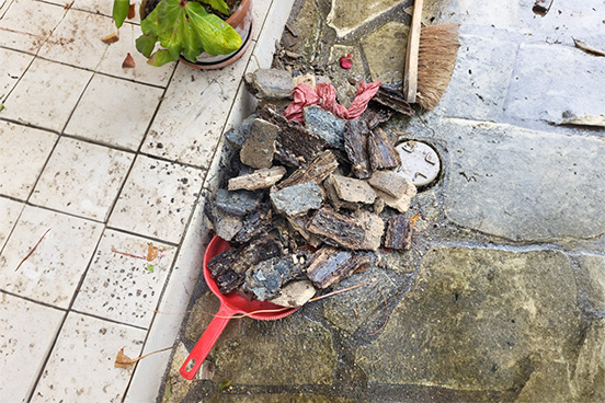 Bouchons de calcaire, de graisse et d'écorces enlevées d'un regard extérieur lors d'un débouchage de canalisation, par la Compagnie des Déboucheurs, à Obernai