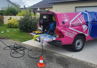 Débouchage de canalisation à Obernai réalisé par la Compagnie des Déboucheurs, avec jet hydrocureur sorti du pick-up d'intervention