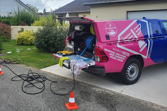 Débouchage de canalisation à Obernai réalisé par la Compagnie des Déboucheurs, avec jet hydrocureur sorti du pick-up d'intervention