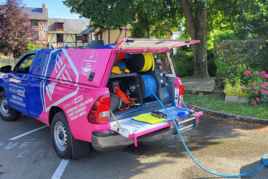 Débouchage de canalisation par la Compagnie des Déboucheurs, avec jet hydrocureur sorti du pick-up d'intervention