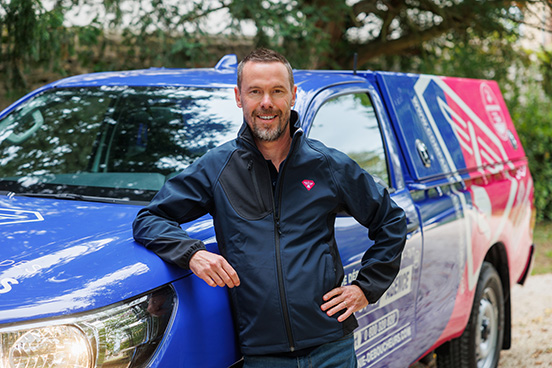 Photo de Jerome, devant sont pick-up, Deboucheur dans les départements du Loiret et de l'Yonne