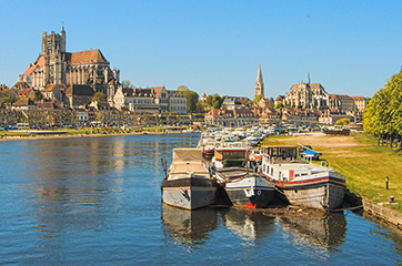 Photo de l'Yonne (fleuve) et plus précisément de la ville d'Auxerre, pour illustrer la présence de la Compagnie des Déboucheurs sur le sud-ouest du département