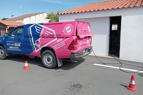 Debouchage de canalisation à Chantonnay - Pick-up en intervention, stationné au bord de la route, avec les plots de signalisation