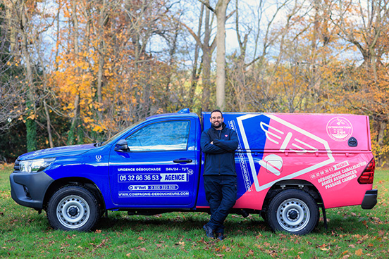 Photo de Marc GERARD devant son pick-up - Franchisé du Gers