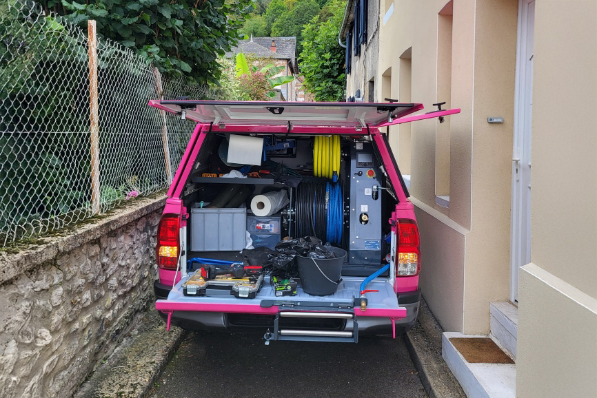 Intervention de débouchage de canalisation à Pont-Audemer dans l'Eure. Pick-up dans rue très étroite.